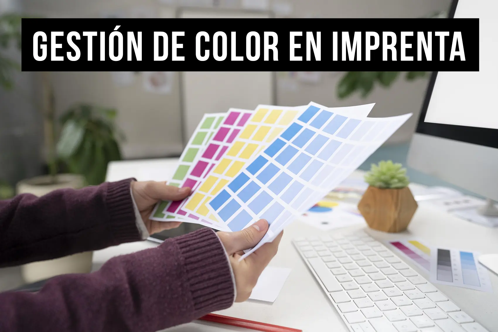 Blog Gestion de Color en Imprenta Herramientas y Tecnicas Artes gráficas Diseñador gráfico seleccionando colores para impresión con muestras de color en mano.