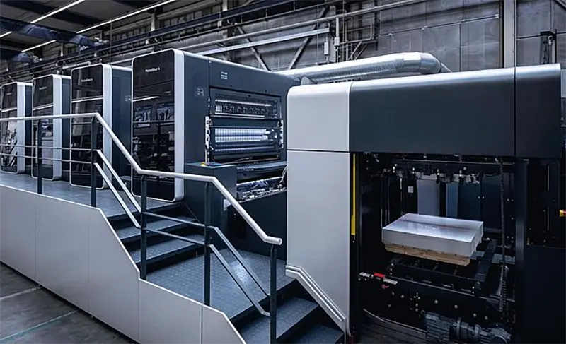 Máquina de Impresión Offset para Metalgrafía conforme a FOGRA60 Máquina de impresión offset especializada en metalgrafía, compatible con el estándar FOGRA60